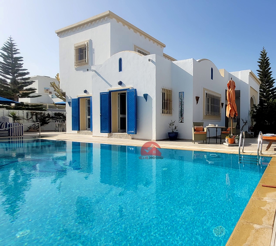 A vendre en zone touristique belle villa avec piscine privée - Réf V623