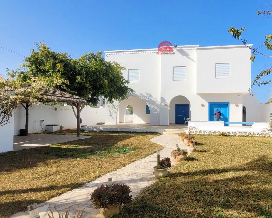 Villa avec étage indépendant à vendre à Djerba Tezdaine - Réf V673