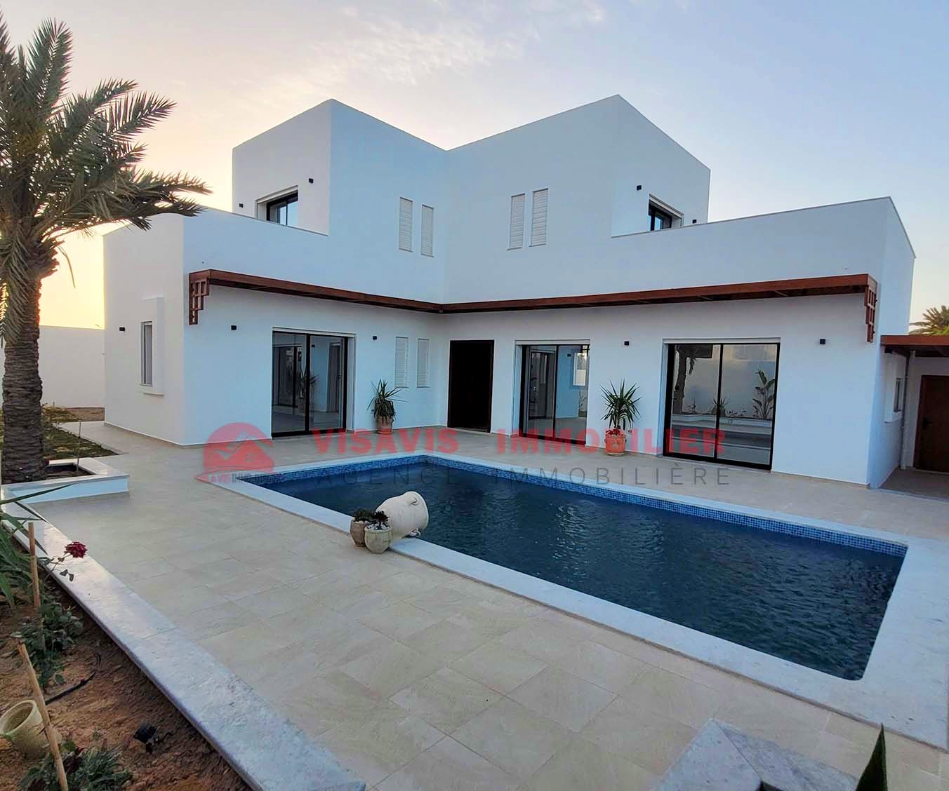 Villa avec piscine - titre bleu - zone urbaine Djerba - Réf V553