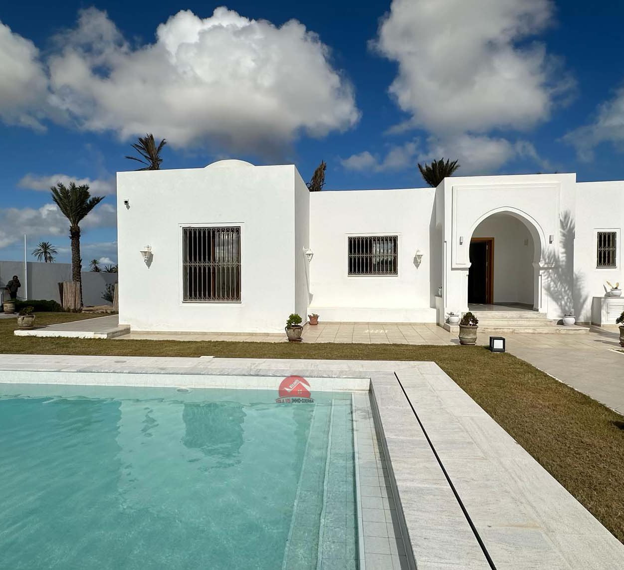 Grande maison avec piscine à vendre à Mezraya Djerba – ZA