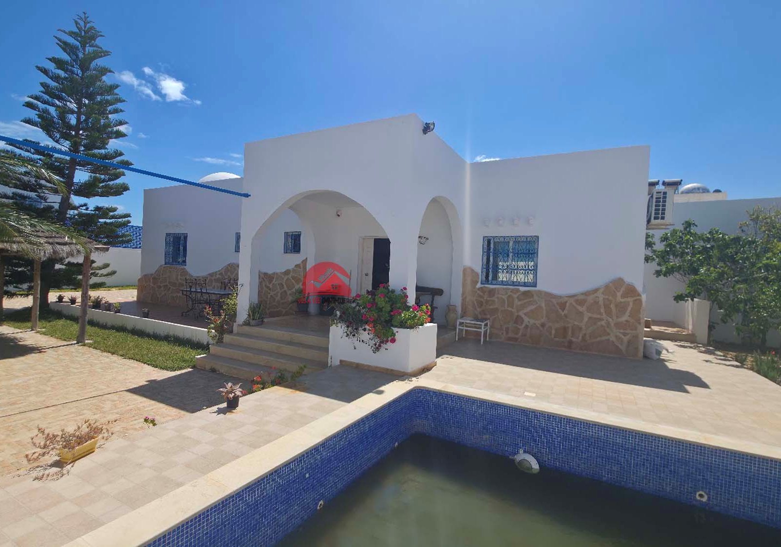 Villa avec piscine et titre bleu à vendre à Tezdaine Djerba – ZA