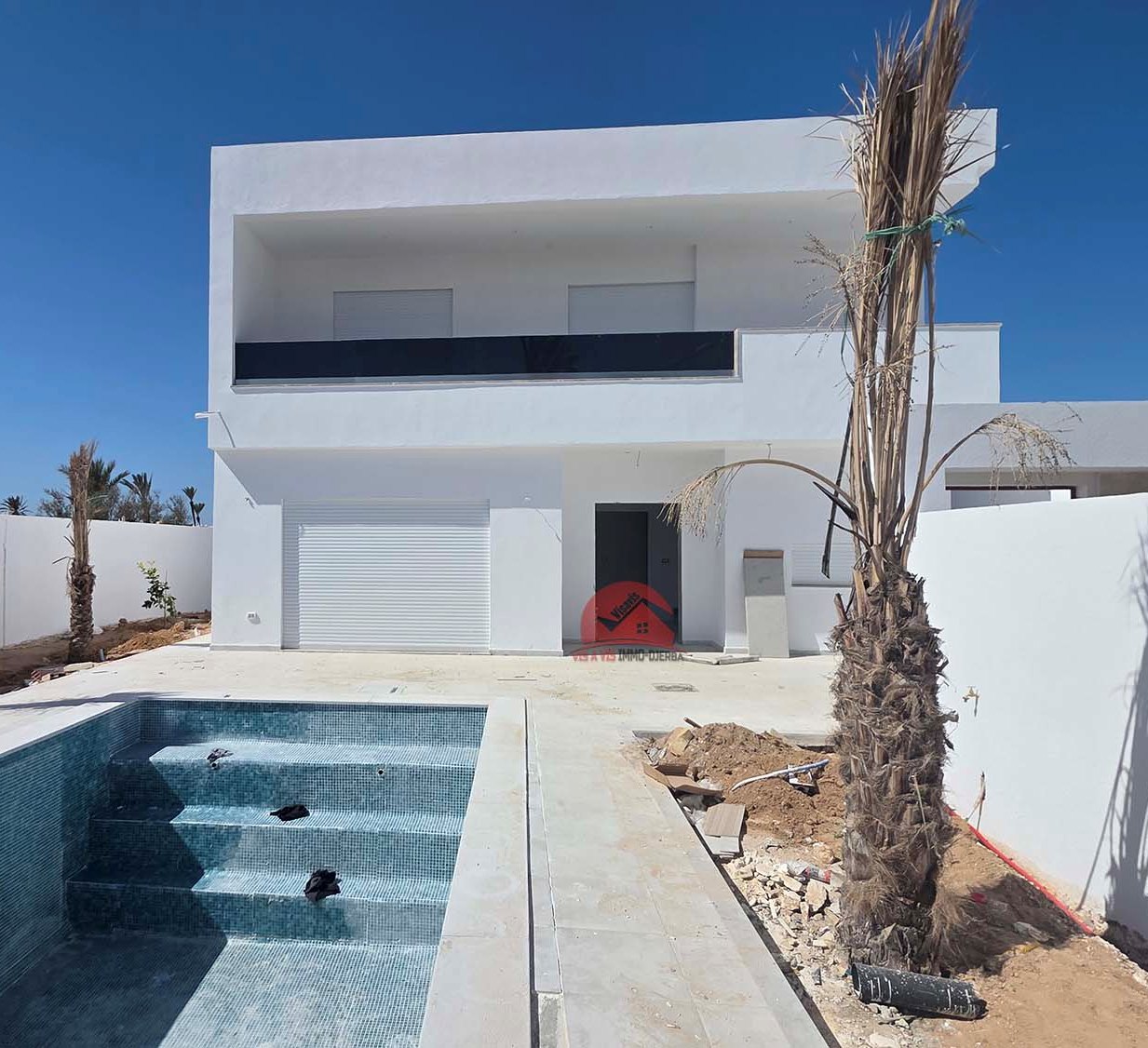  A vendre villa moderne avec étage et piscine privée - ZU