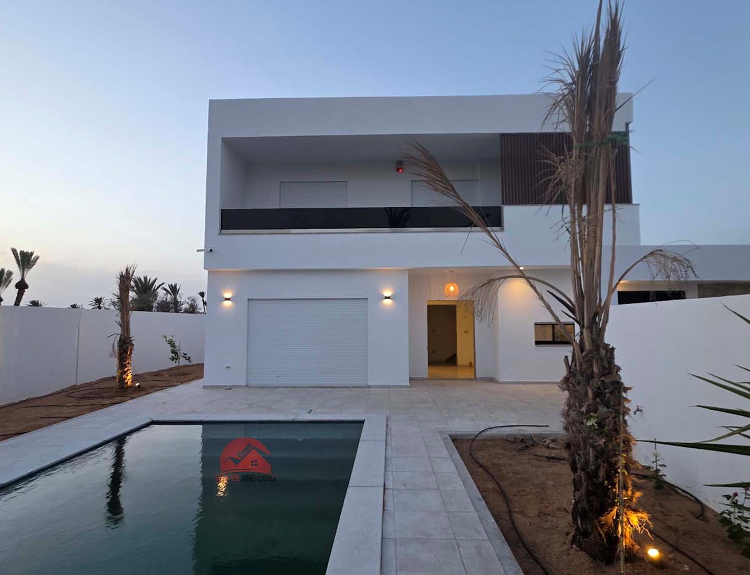  A vendre villa moderne avec étage et piscine privée - ZU