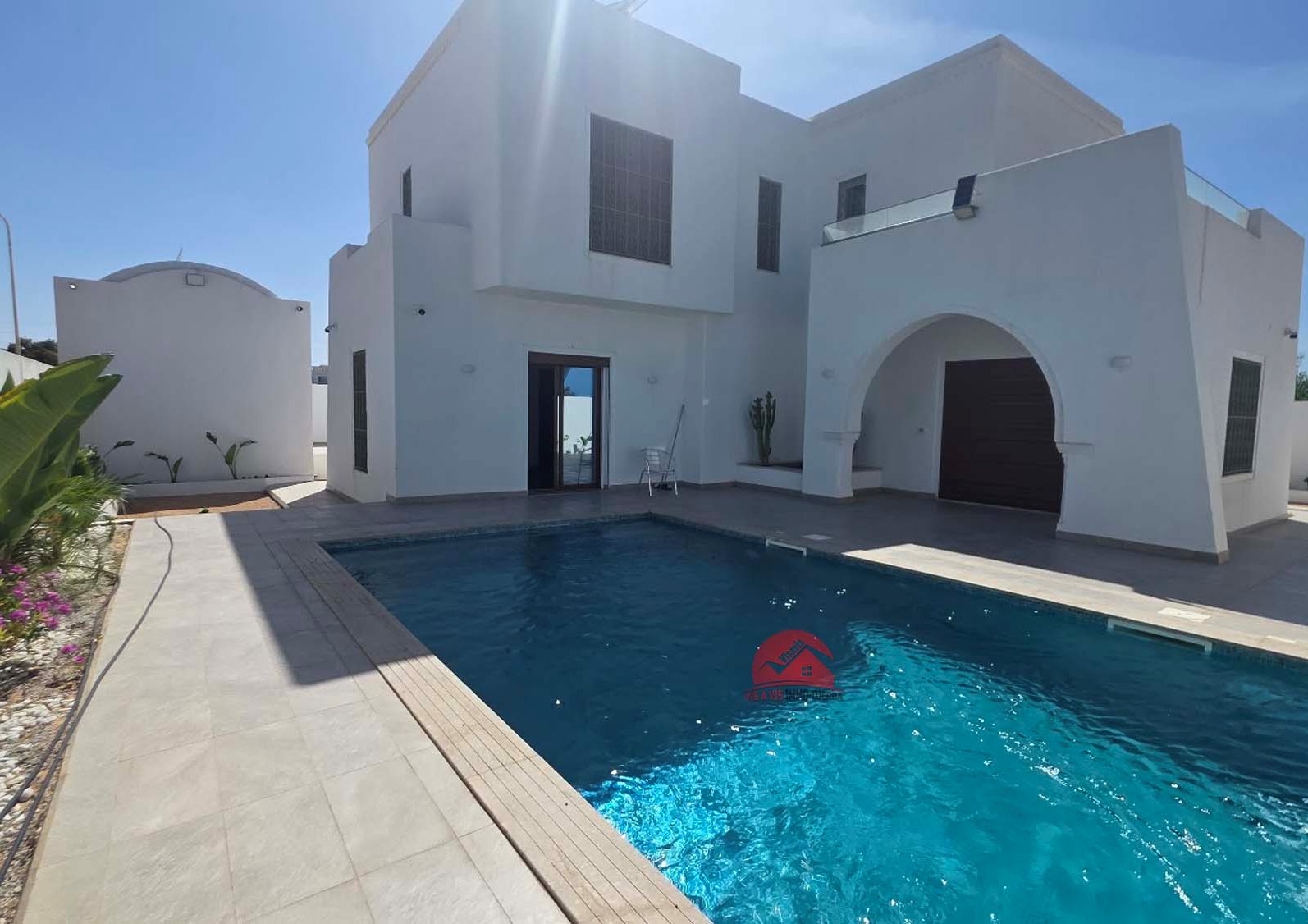 A louer à l'année villa S4 avec piscine privée à la zone touristique